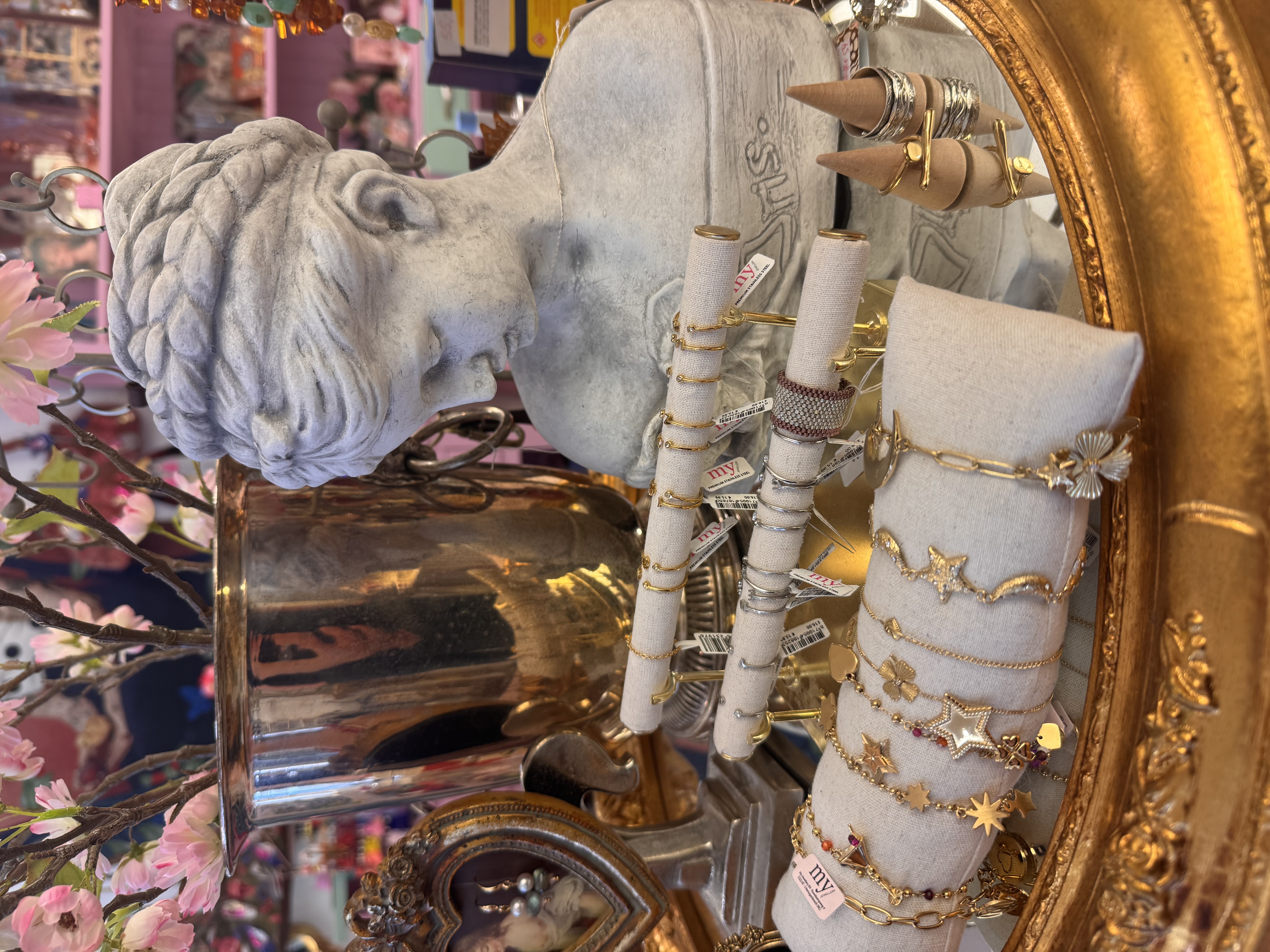 Schmuck und Skulptur im Laden